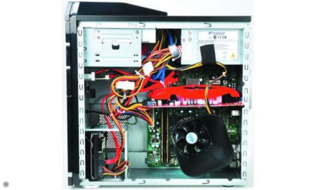 Medion Akoya P5330 D - Innenansicht
Die Basis des Rechners ist ein Micro-ATX-Mainboard mit Intel-H61-Chipsatz. Hersteller ist wie üblich MSI.
© PC Magazin