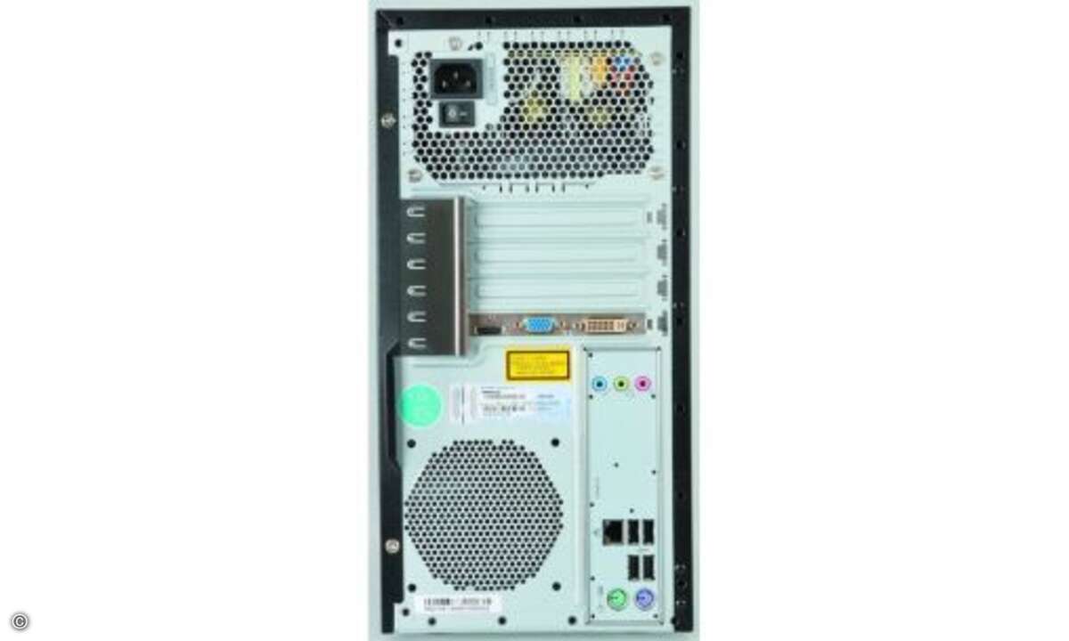 Medion Akoya P5330 D - Rückseite mit Anschlüssen
Auf der Rückseite des Medion Akoya P5330 D befinden sich nur die USB-2.0-Anschlüsse. Für die intern verbaute Grafik des Intel-Prozessors existiert kein Grafikausgang.