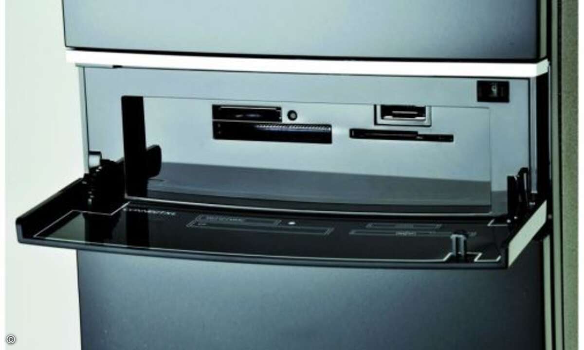 Medion Akoya P5330 D - Kartenleser und eSATA
Hinter einer Klappe verbergen sich der Multi-Cardreader und ein eSATA-Anschluss.