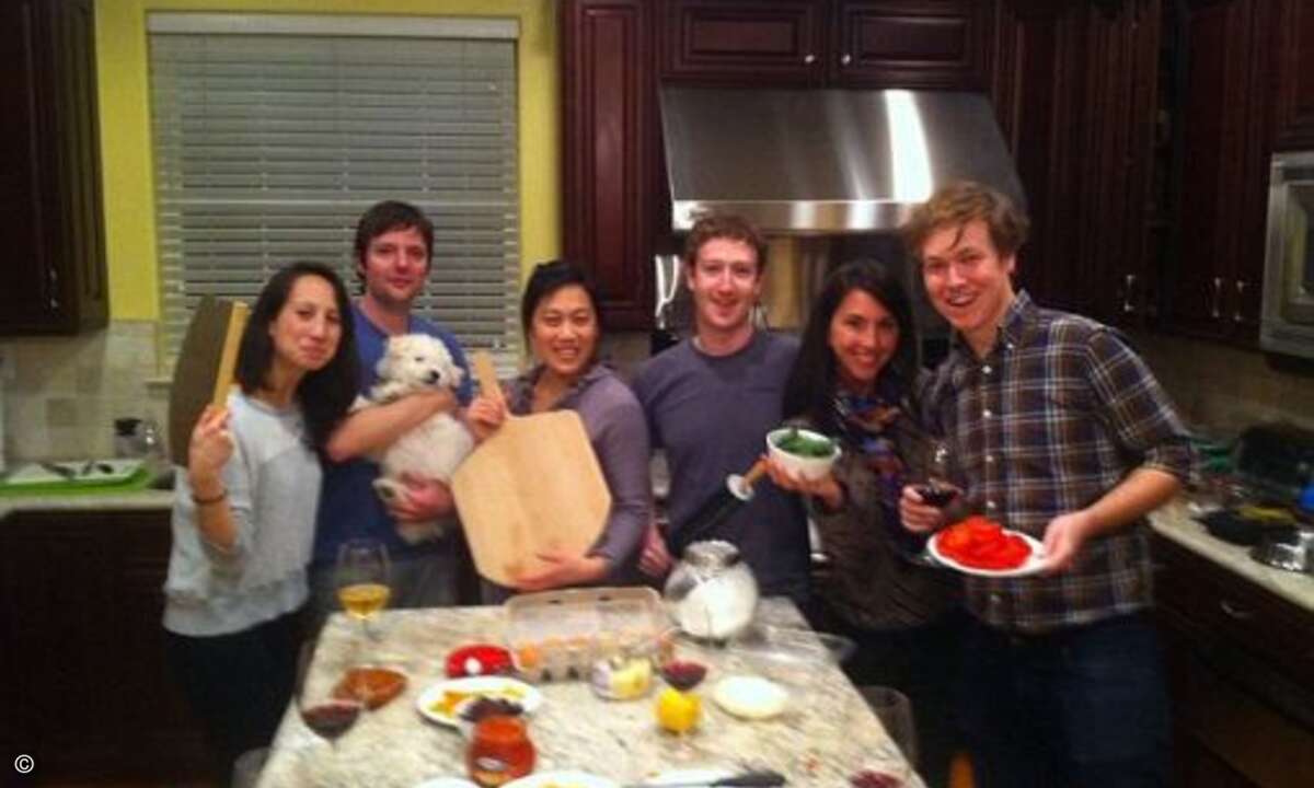 Mark Zuckerberg kocht gerne mal mit seinen Freunden auf. (Bild: Mark Zuckerberg / Facebook)