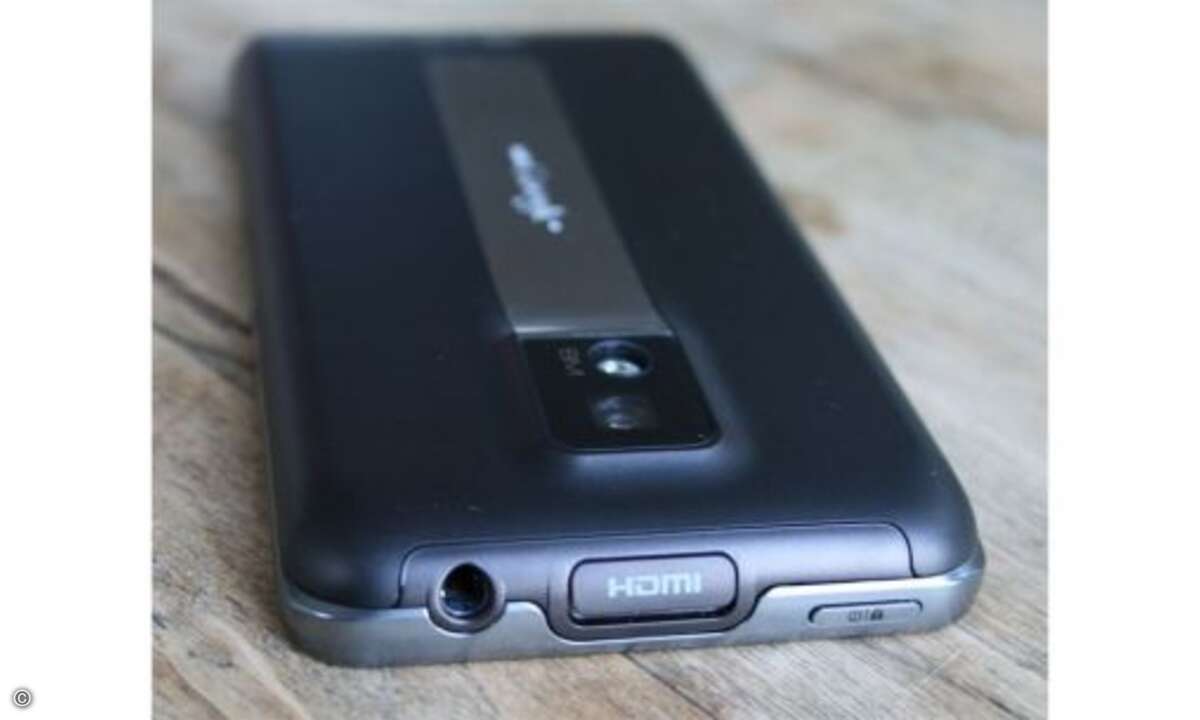LG Optimus Speed
Dazu gesellt sich eine Ausstattung, die mit HSPA, schnellem n-WLAN, HDMI-Ausgang für den Flatscreen und einer 8-Megapixel-Kamera, die Videos in Full-HD-Auflösung dreht, keine Wünsche offen lässt. Auch der 4 Zoll große Touchscreen