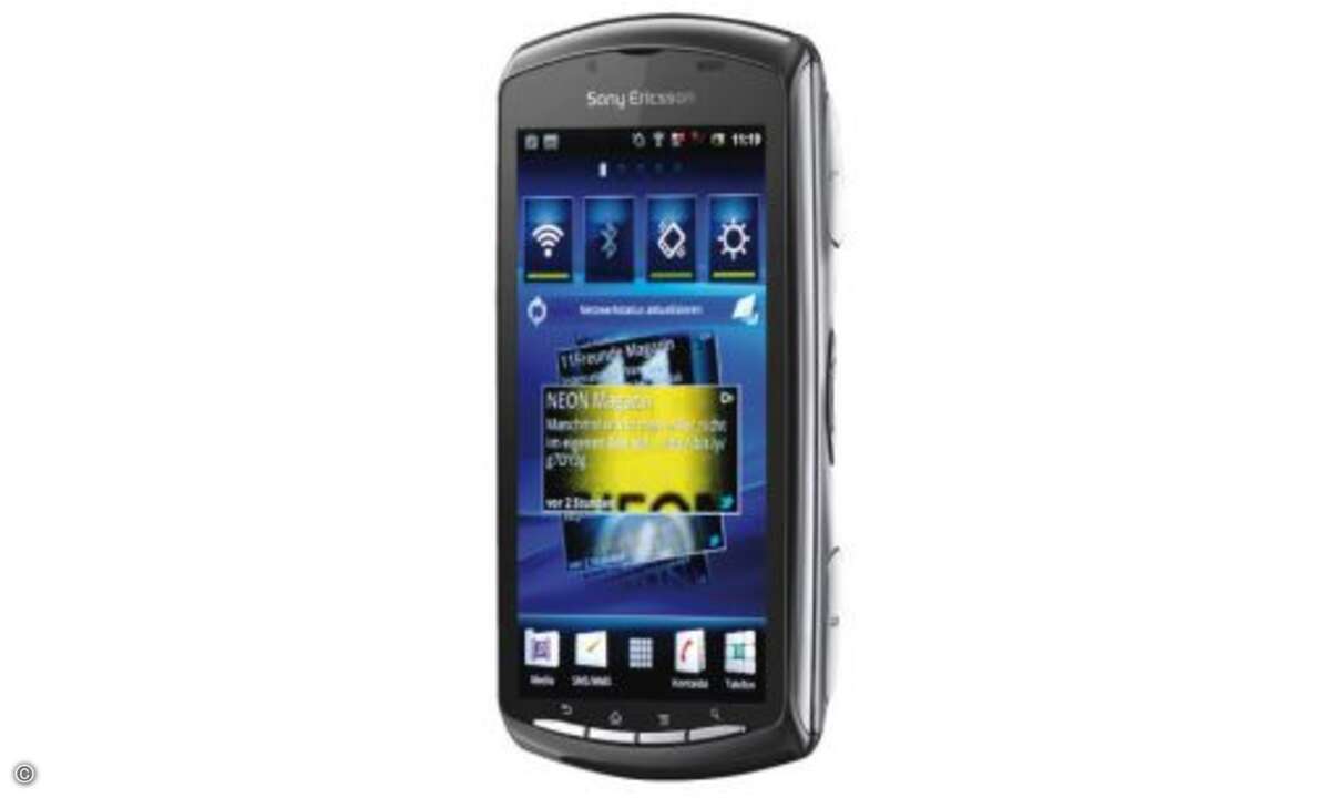 Sony Ericsson Xperia Play
Hier kommt das Playstation-Handy! Während andere Smartphones Drücker mit dem lateinischen Alphabet freilegen, präsentiert das Xperia Play beim Auseinanderschieben: Steuerkreuz sowie Aktions- und Sensortasten für maximale