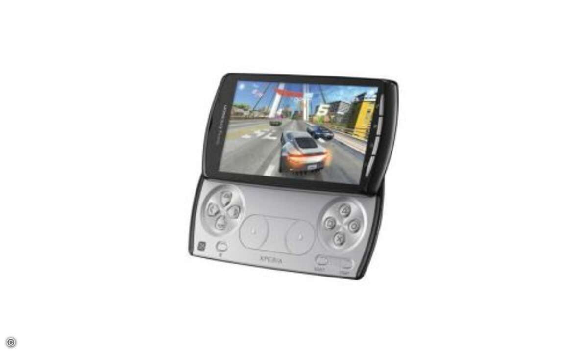 Sony Ericsson Xperia Play
Fürs mobile Gaming bietet das Zocker-Handy zwei entscheidende Vorteile. Erstens: Dank mechanischer Steuertasten lassen sich Spielfiguren sicherer und einfacher bewegen als es über virtuell eingeblendete Schaltflächen mögl