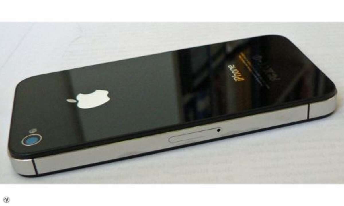 Apple iPhone 4S
So what? Das iPhone ist der Benchmark unter den Smartphones, jeder Konkurrent muss sich mit ihm messen. „iPhone-Jäger“, „iPhone-Killer“ und „iPhone-Alternativen“ – dem Vergleich mit dem Hyperphone entgeht kein Konkurrent. Kein Smar