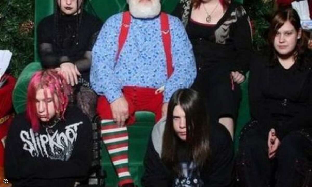Generationsübergreifend: Opa feiert mit den Gothic-Enkeln. (Quelle: www.topito.com)