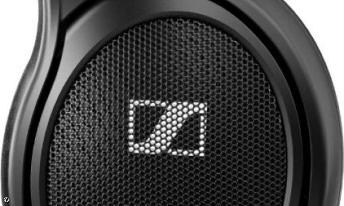 Das Sennheiserlogo samt Mesh-Struktur in Nahaufnahme © Sennheiser