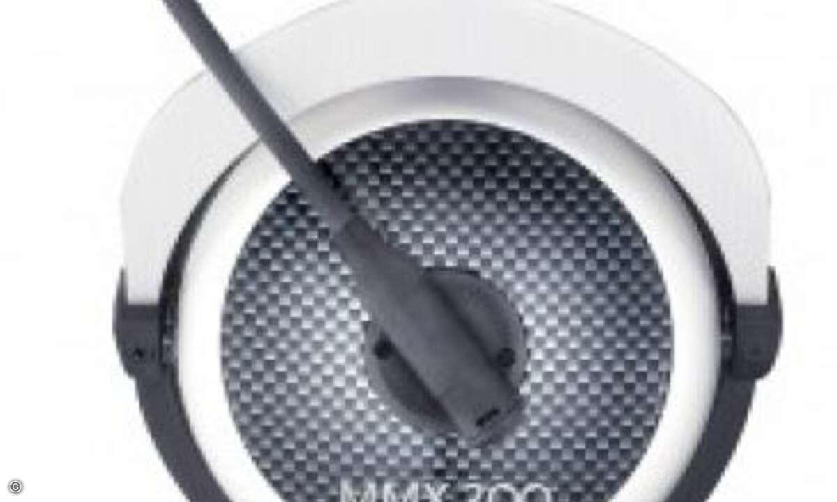 Der Mikrofon-Arm ist gerastert. Auch chic: das Carbon-Design der geschlossenen Ohrmuscheln © Beyerdynamic