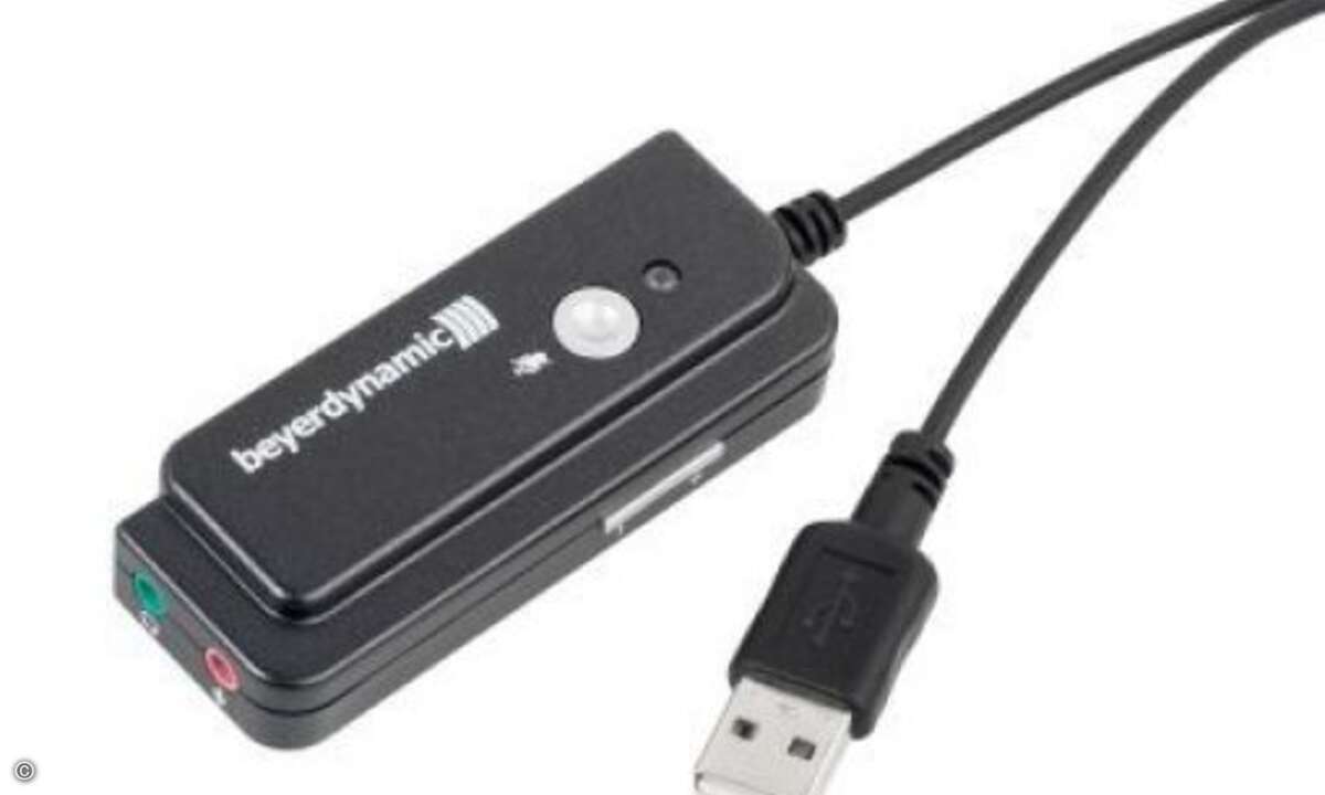 Auch eine USB-Soundkarte wird mitgeliefert. An ihr befinden sich Tasten für die Lautstärkeregelung und Mikrofonstummschaltung © Beyerdynamic