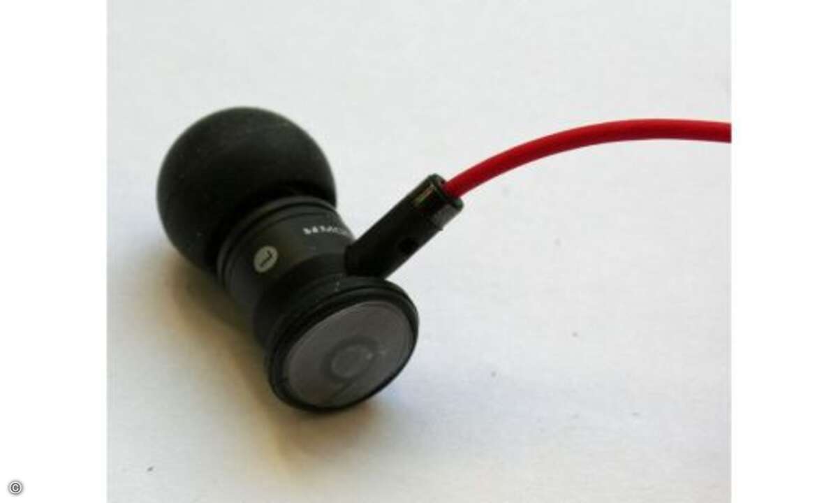 Musik Statt der bei Handys üblichen Billig-Stöpsel findet er hochwertige In-Ear-Kopfhöhrer der Marke