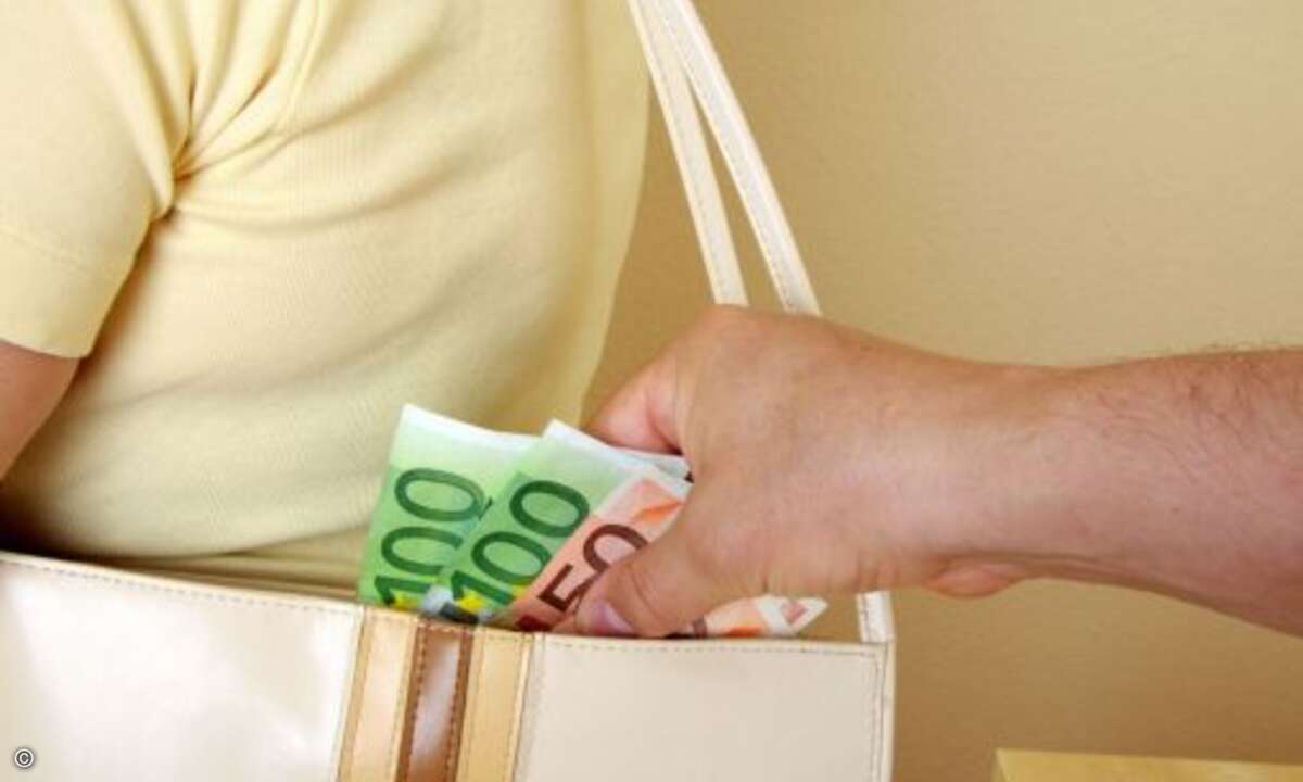 MOBILER TASCHENDIEBSTAHL Weil Smartphones die Telefonrechnung direkt mit Premium-SMS und -Anrufen belasten können, stiehlt Malware zunehmend auf diesem Weg Geld. das Geld für die Handyrechnung ist nur einen Klick entfernt. Foto: Sven Weber/Fotolia