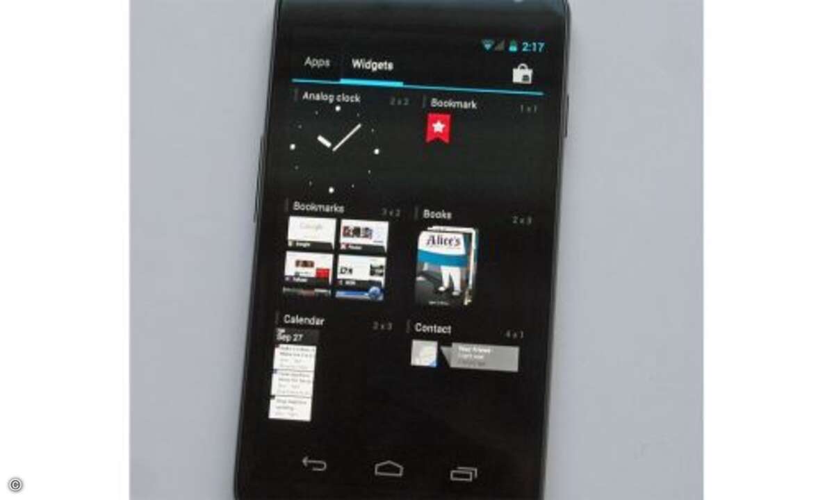 Nur: bisher läuft Android 4 einzig auf dem offiziellen Entwicklerhandy Galaxy Nexus (im Bild), das weltweit lediglich in begrenzten Stückzahlen erhältlich ist. Auf der CES dürfte sich das ändern. Viele Unternehmen könnten Tablets – und Smartphones –
