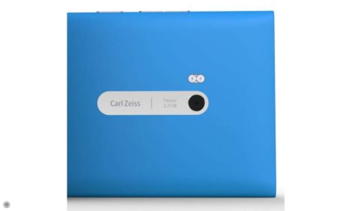 Nokia Lumia 900
Das dünne Gehäuse aus Polycarbonat und das kantige Design wurden 1:1 übernommen. Beim Lumia 900 ist eigentlich nur das Display gewachsen. Der farbstarke AMOLED-Monitor misst 4,3 Zoll statt 3,7 Zoll – löst aber wie beim Lumia Schwes