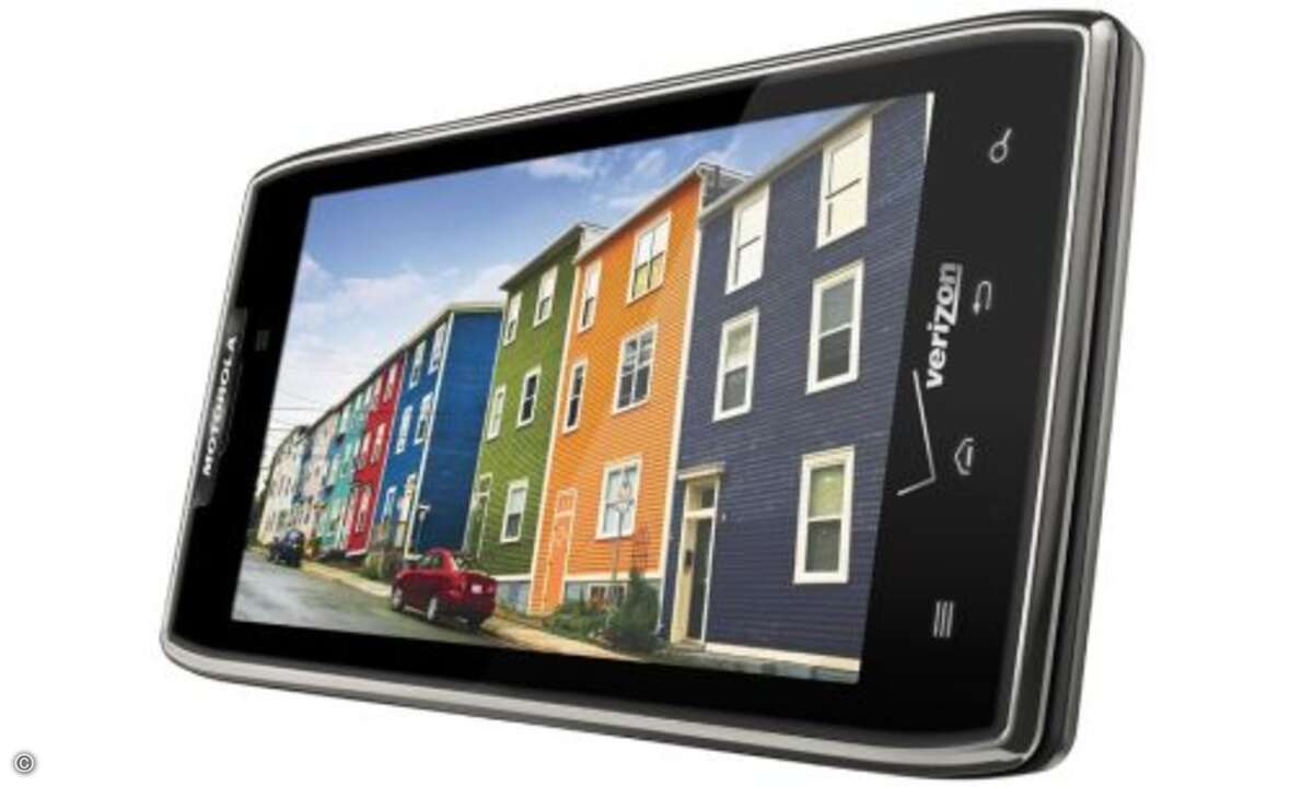 Motorola RAZR Maxx
Die Kraftzelle hat eine Kapazität von 3300 mAh und soll dem RAZR Maxx zu einer Rekord-Gesprächszeit von 21 Stunden und einer Standby-Zeit von 15 Tagen verhelfen. Sie ist wieder fest verbaut und kann nicht ausgetauscht werden.
©