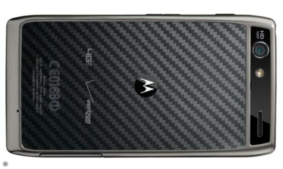 Motorola RAZR Maxx
Das RAZR Maxx funkt ausschließlich in den CDMA- und LTE-Netzen des US-Netzbetreibers Verizon, bei dem es in den nächsten Wochen erhältlich sein wird. Ein Marktstart in Deutschland ist damit ausgeschlossen. Doch möglicherweise st