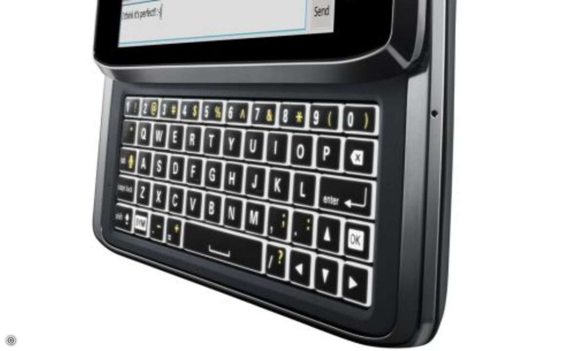 Motorola Droid 4
Das Display ist 4 Zoll groß und hat die Auflösung von 960 x 540 Pixel. Schiebt man es seitlich auf, kommt die Volltastatur zum Vorschein. Angetrieben wird das Droid 4 von einem Dualcore-Prozessor mit 1,2 Gigahertz Taktfrequenz, de