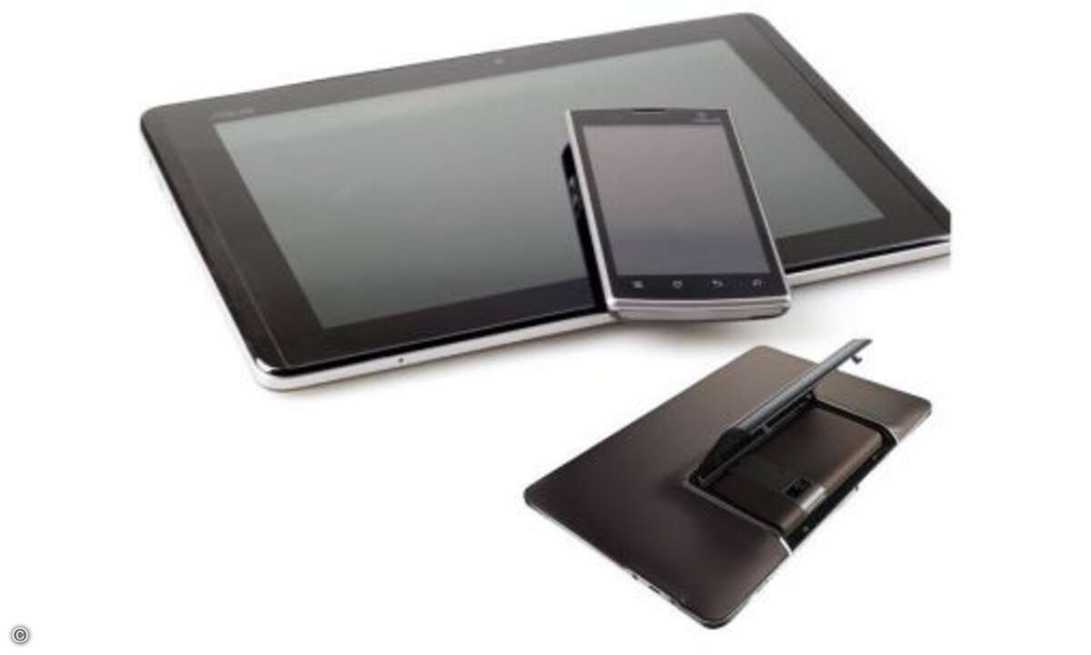 Asus Padfone
Asus legte den CES-Fokus vor allem auf Tablets und Notebooks, hatte aber immerhin sein Padfone-Konzept dabei, das bereits im Frühjahr 2011 vorgestellt wurde. Dabei handelt es sich um eine innovative Kombination aus Smartphone und Tabl