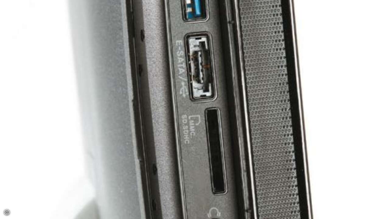 USB-3.0-Ports, eSATA-Buchse und Kartenleser stecken beim Asus seitlich hinter einer Klappe.