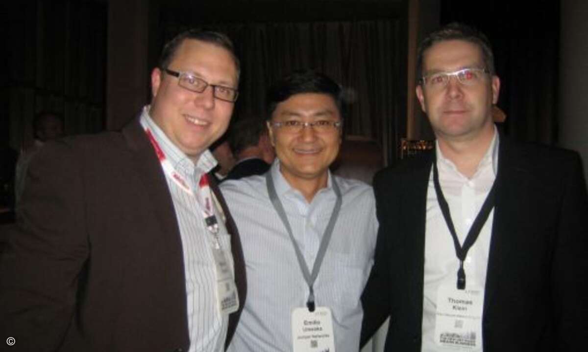 In prominenter Begleitung: Marco Puziak (Scansource, links) und Thomas Klein (Pandacom Networking, rechts) mit Juniper-Channelchef Emilio Umeoka