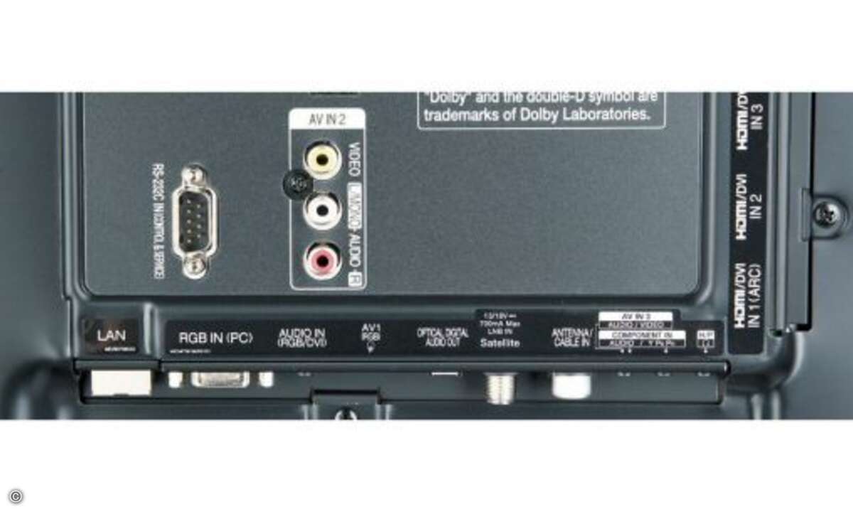 Wie bei LG üblich, ist die für eine präzise Multi-Room-Steuerung wichtige RS-232-Schnittstelle eingebaut. Weiterhin bringt der Fernseher auch alle gebräuchlichen Anschlüsse mit. Scart-, YUV- und Videosignale müssen jedoch über mitgelieferte Adapter e