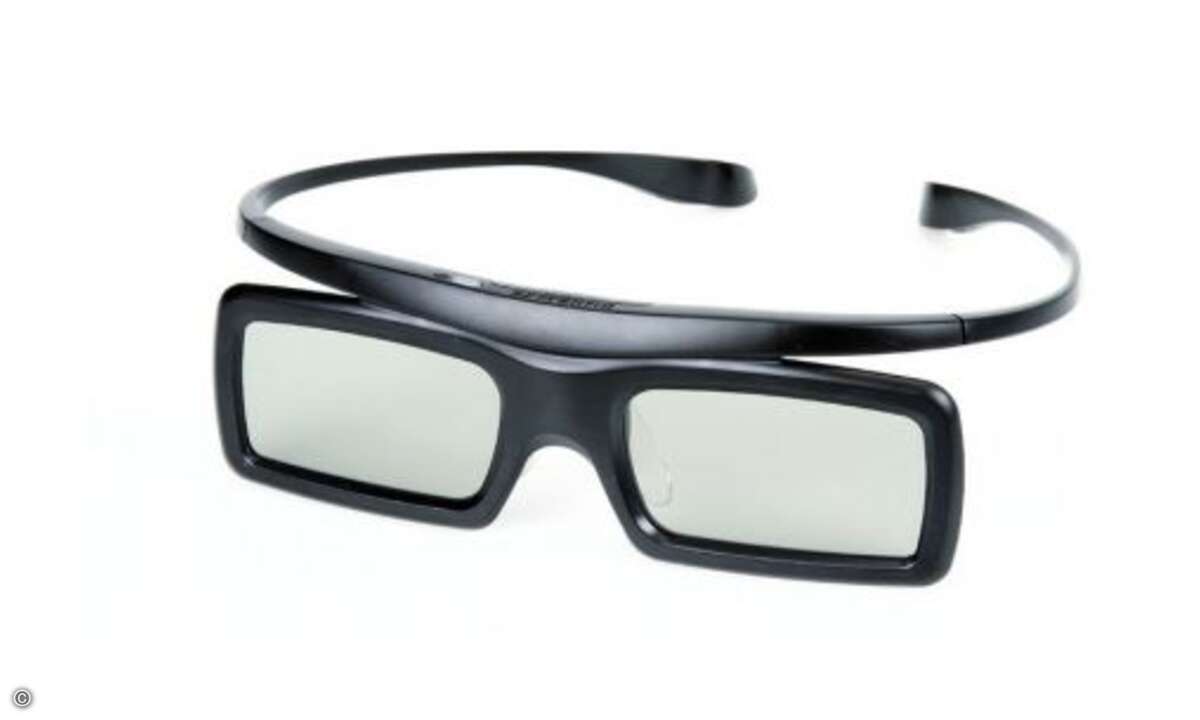 Seine neu entwickelte, zierliche 3D-Brille ist ein wahres Leichtgewicht. Ihr Nachteil: Sie nutzt Knopfzellen statt Akkus. © Josef Bleier, Stefan Rudnick