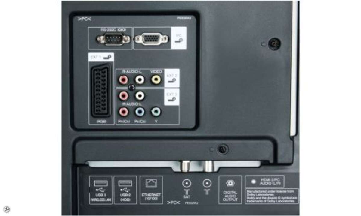 Neben vier HDMI-Eingängen sind auch alle wichtigen analogen  Anschlüsse vorhanden (Scart YUV, VGA). Praktisch für Multi-Room-Umgebungen: die serielle Schnittstelle (oben links). © Josef Bleier, Stefan Rudnick