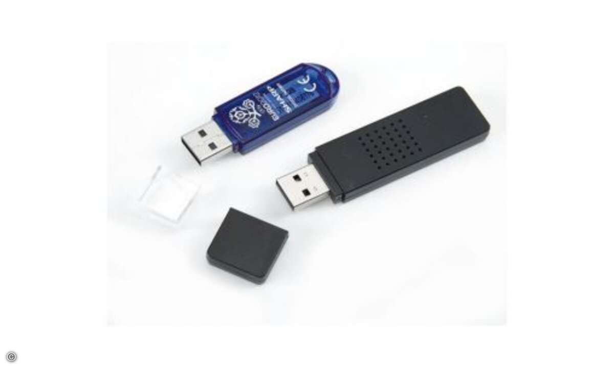 Auf dem blauen USB-Stick ist die Bedienungsanleitung gespeichert. Der WLAN-Stick darunter sorgt für die Netzverbindung. © Josef Bleier, Stefan Rudnick