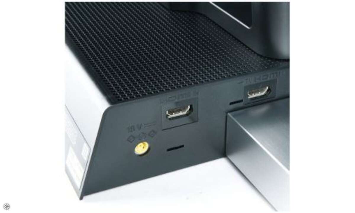 Im Monolith-Standfuß sind eigene Lautsprecher eingebaut. Sie werden per HDMI vom Fernseher angesteuert. Das geschieht per Audio Return Channel von der zweiten Buchse des TV. Ein Zuspieler lässt sich dann am Ausgang andocken, da die Bildsignale durchg