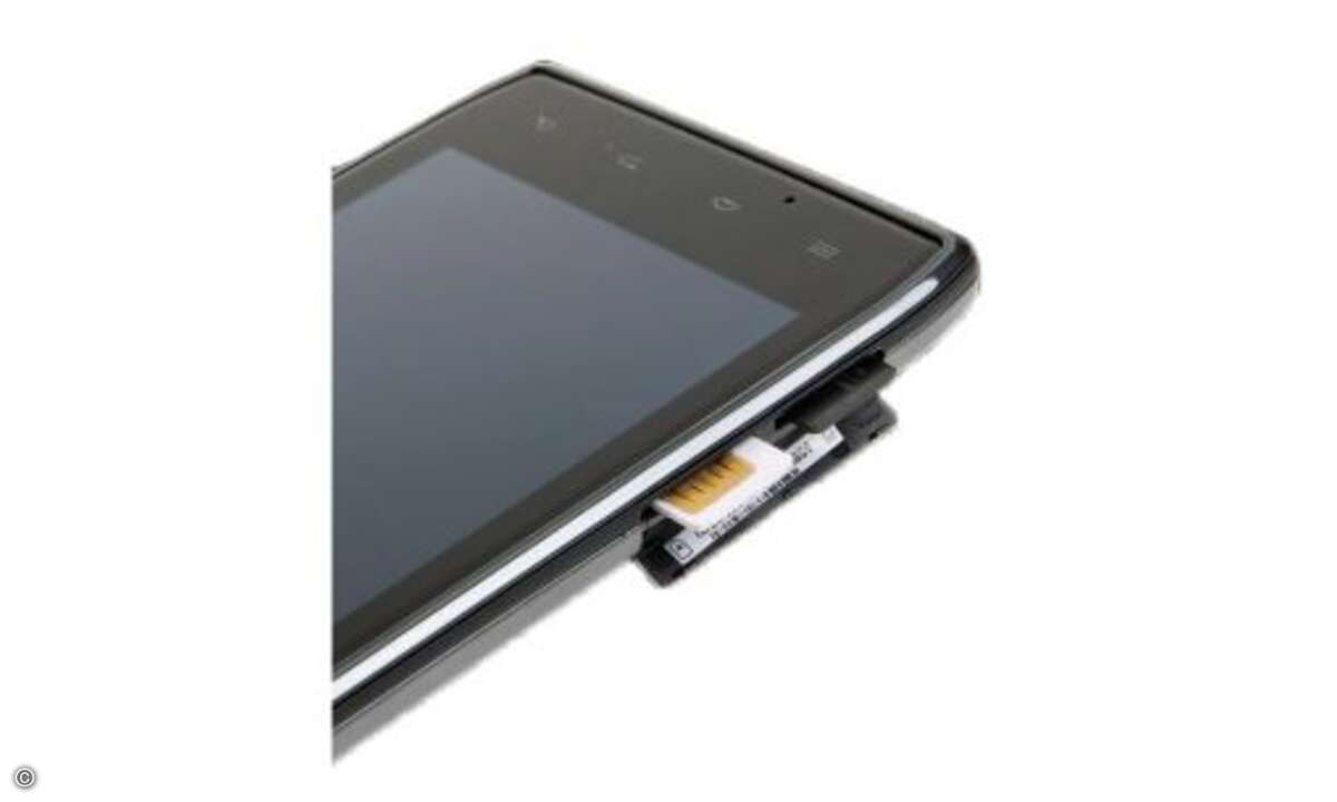 Motorola RAZR - 7,1 Millimeter
Das erst vor wenigen Wochen vorgestellte P1 hat dem Motorola RAZR die Krone weg geschnappt, das sich mit 7,1 Millimeter plötzlich auf dem undankbaren zweiten Platz wieder findet.
© connect