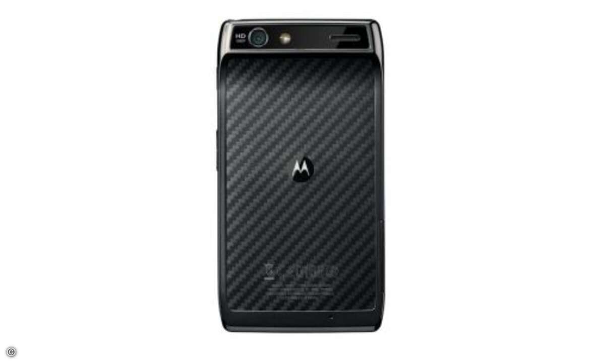 Motorola RAZR
Mit Gigahertz-Prozessor und einem 4,3 Zoll großen Display ähnelt die technische Ausstattung dem P1 S. Motorola setzt aber noch einen drauf: die Rückseite besteht fast vollständig aus dem Hightech-Verbundwerkstoff Kevlar, der etwa in