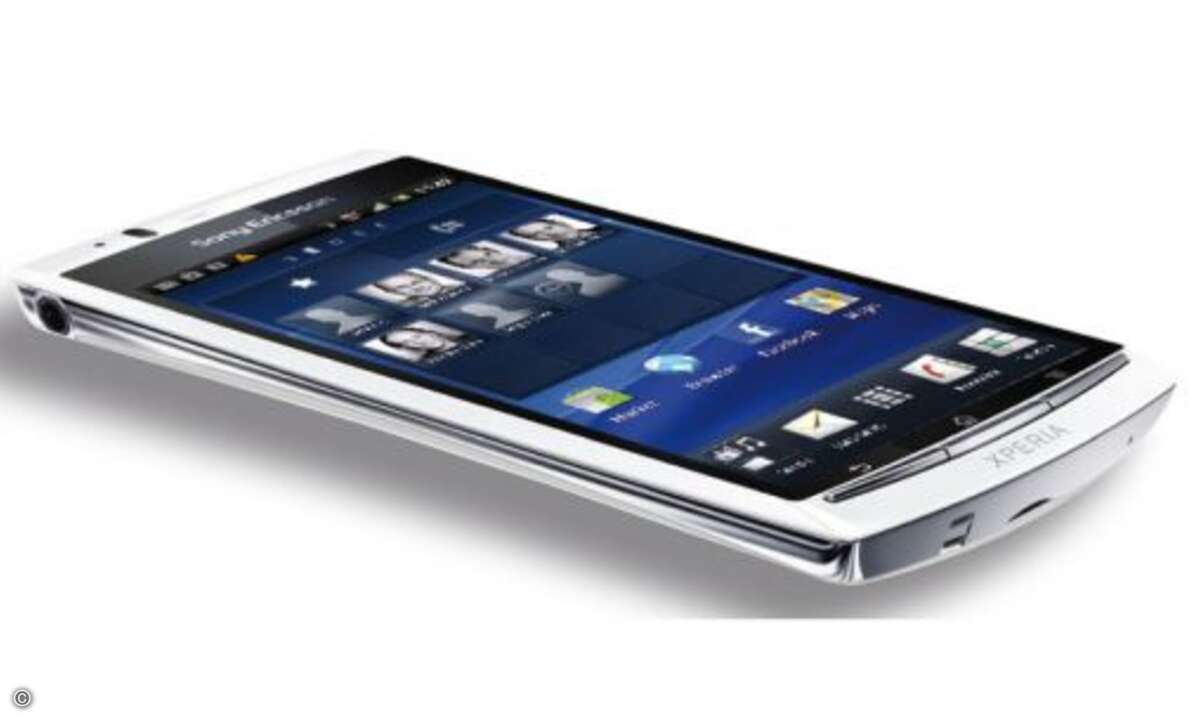 Sony Ericsson Xperia Arc S - 8,7 Millimeter
Beim seinem Android-Spitzenmodell greift Sony Ericsson in die gleiche Trickkiste wie Motorola. Das Xperia Arc S hat eine nach innen gewölbte Rückseite und schafft nur an der dünnsten Stelle in der Mitte