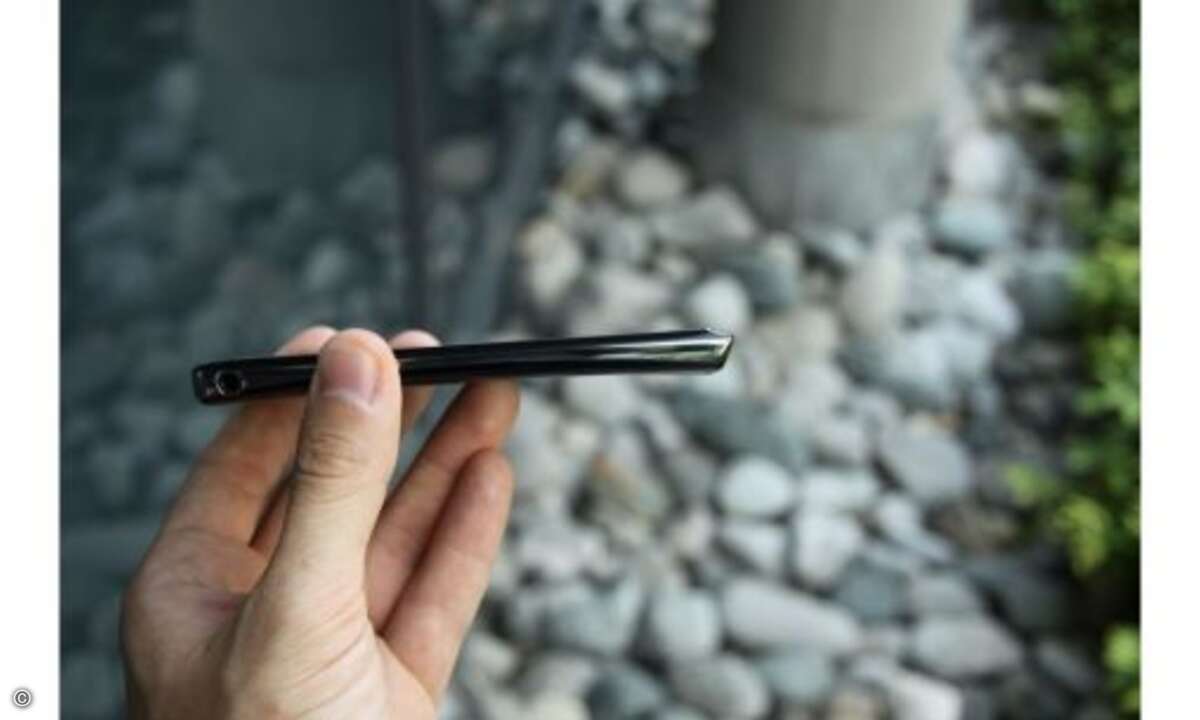 Sony Ericsson Xperia Arc S
Ober- und Unterteil sind deutlich dicker. Aber was soll`s? Der Besitzer freut sich über ein top ausgestattetes Modell mit einem extravaganten und einzigartigen Bogen-Design, das auch im Test von connect überzeugen konnte