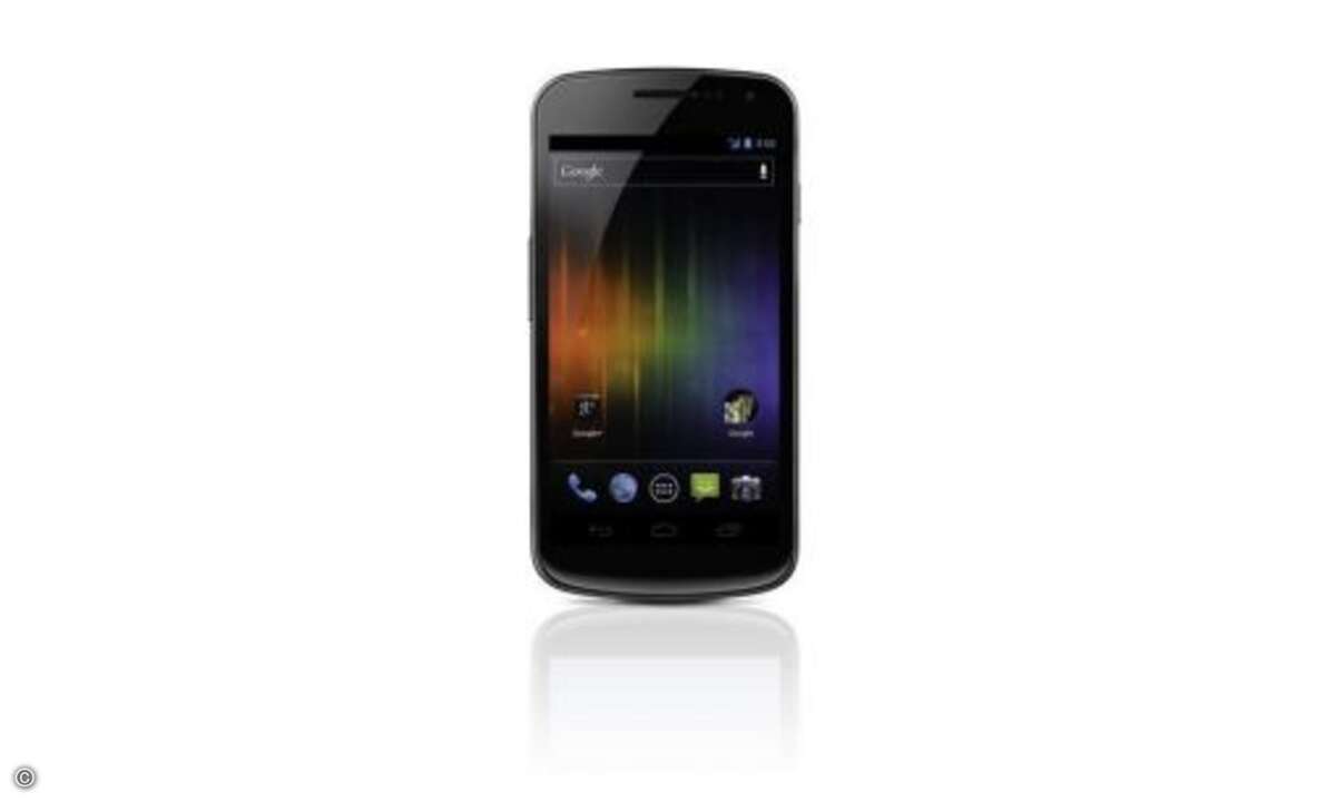 Samsung Galaxy Nexus - 8,94 Millimeter
Apropos Bogen-Design: Samsung greift die Idee beim Galaxy Nexus auf, doch anstelle der Rückseite ist die Vorderseite mit dem Touchscreen leicht nach innen gewölbt. Das dezent geschwungene Design imponiert und
