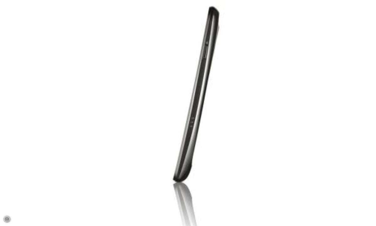 Samsung Galaxy Nexus
Mit 8,94 Millimeter ist das Nexus ultraflach, liegt mit 135 x 67 Millimeter aber nicht mehr bequem in der Handy. Man muss den Daumen schon stark spreizen, um die Ecken des Touchscreens zu erreichen.
© Hersteller