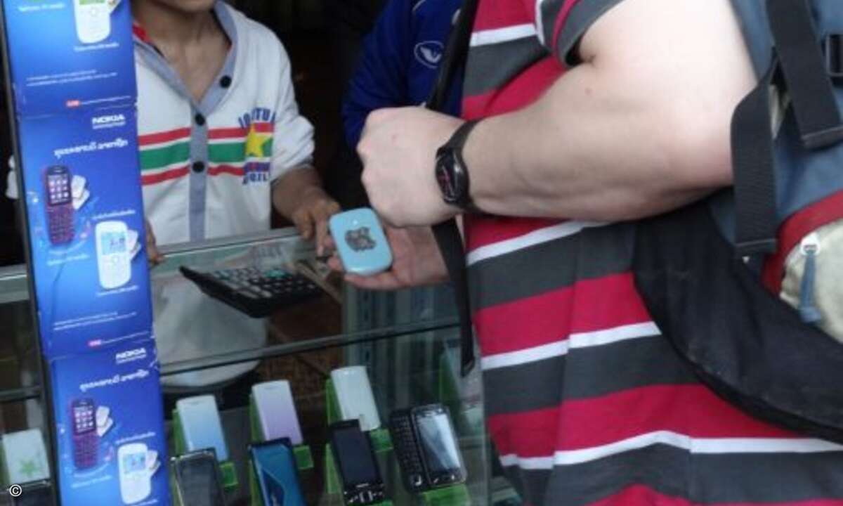 Hier bietet der freundliche, laotische Verkäufer ein türkisfarbenes Klapp-iPhone aus Vollplastik für ungefähr 20 Euro an... (Foto: Lück)