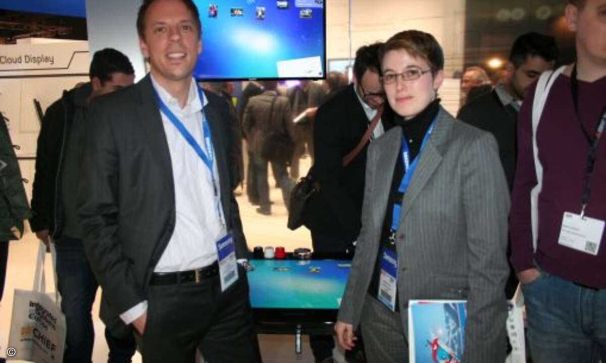 Das Highlight auf dem Samsung stand war der Surface. Hier präsentiert von Jan Bach von Szygy und Michaela Teufel von Samsung