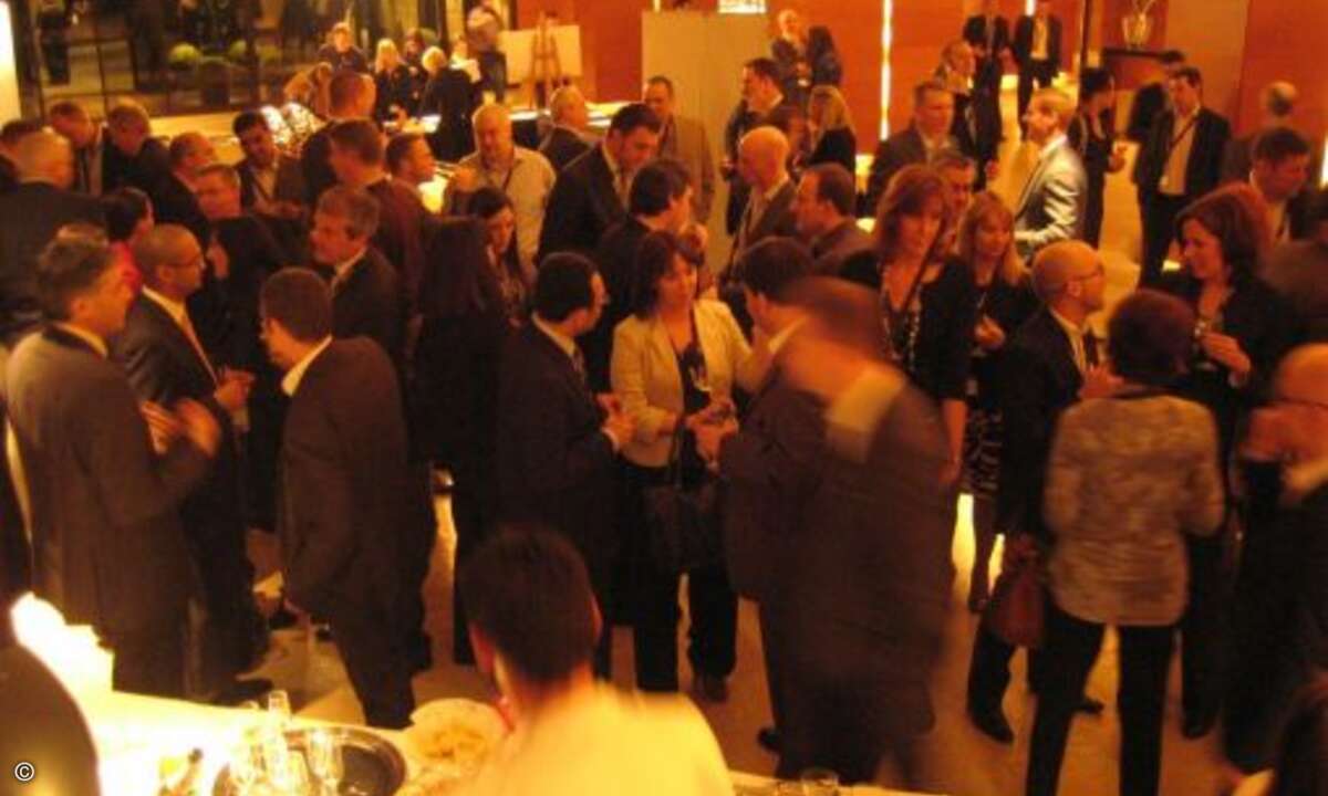 Der Abend beginnt mit einem Cocktail-Empfang und geht direkt ins