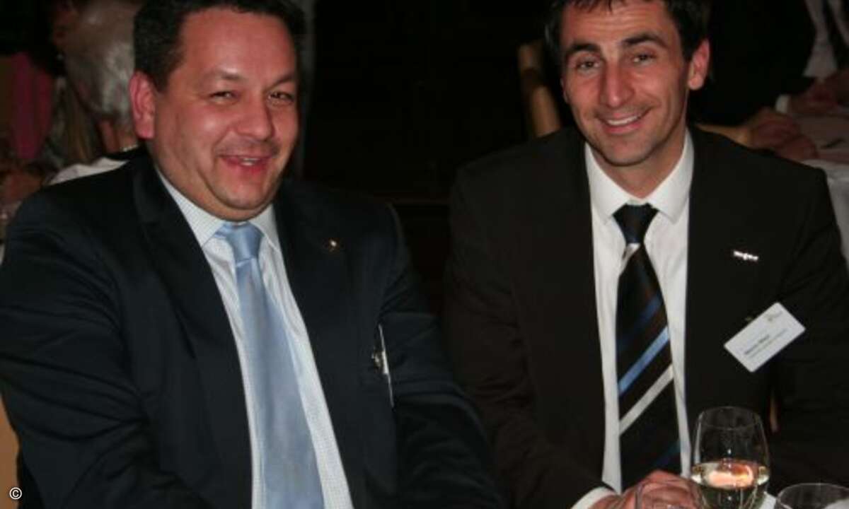 Zum 20. Geburtstag ist Dietmar Nick von Kyocera (links) extra aus dem Rheinland angereist um mit Martin Mayr von Cancom zu feiern