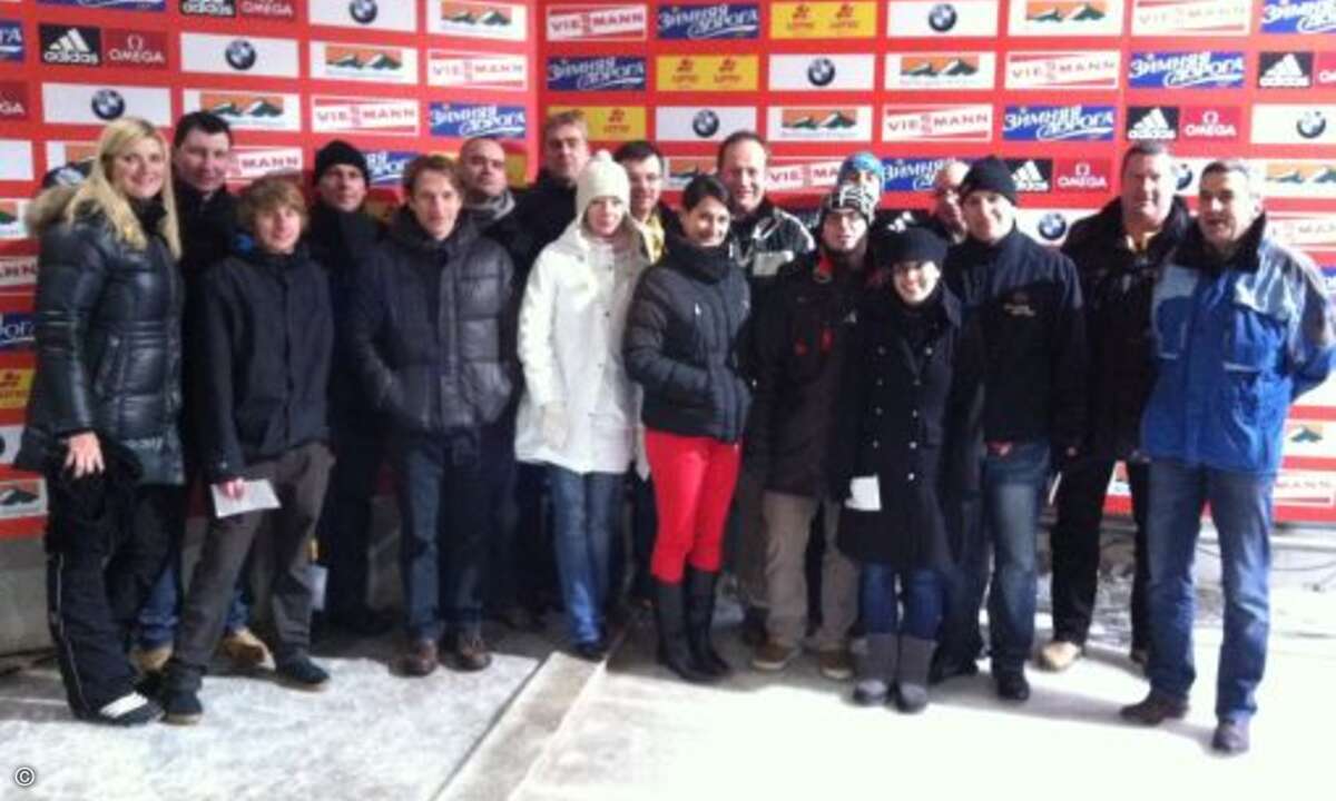 Gruppenbild mit Bob‐Legende Susi Erdmann (links) kurz bevor es in den Eiskanal ging