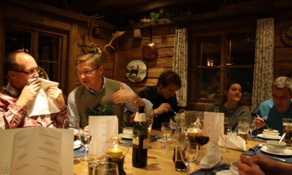 Deftiges Essen, kalte Getränke und gute Gespräche in lockerer Runde