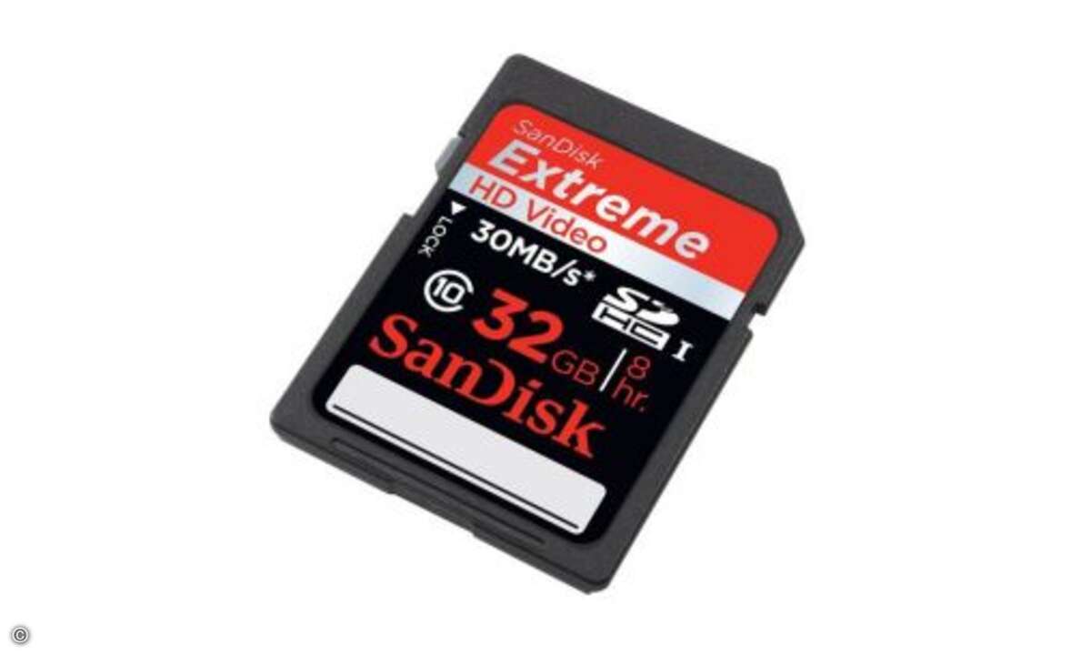 Die SanDisk Extreme SDHC 32GB Class 10 Speicherkarte hat 32 GByte Speicherkapazität und mit bis zu 30 MB/s gelesen und beschrieben werden. Bei Amazon für 39,95 Euro - ein günstiger Preis. Die kleineren Karten lohnen sich finanziell nicht, die 8 GByte