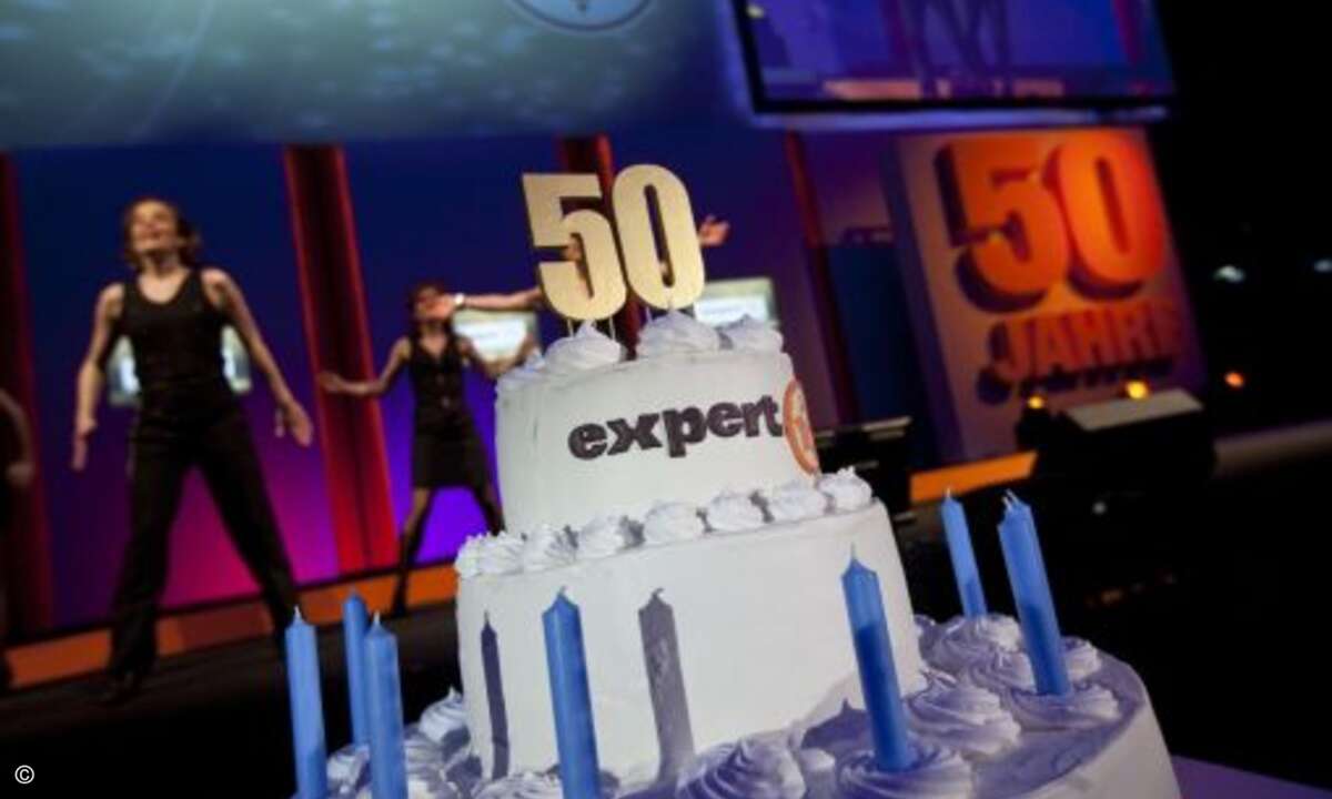 Expert feierte am 4. Februar sein 50. Firmenjubiläum. Bei einem runden Geburtstag darf natürlich die Torte nicht fehlen.