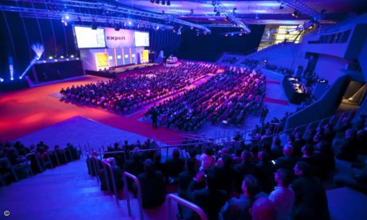 Der »Deutsche Pavillion« auf dem ehemaligen Expo-Gelände bot genügend Platz für die 1.800 geladenen Gäste...