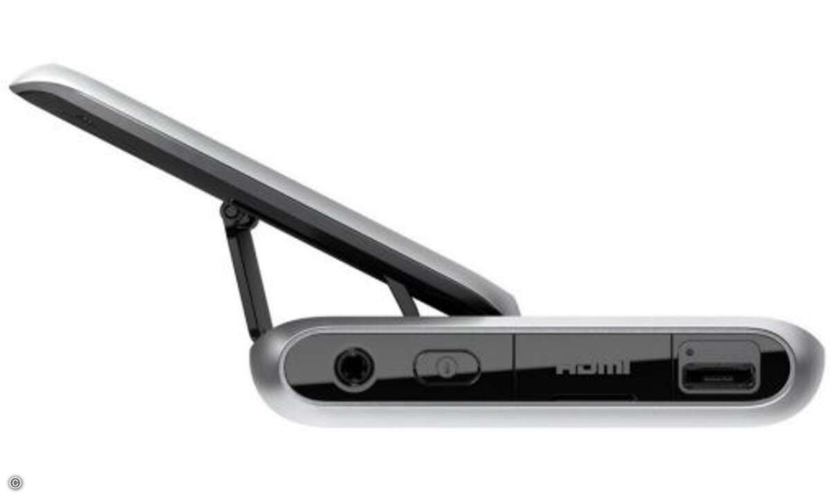Statt im klassischen Communicator-Design mit Klappmechanismus kommt das E7 als Touchscreen-Smartphone daher, dessen Display sich nach oben schieben lässt. Das rastet in einer 30-Grad-Position sicher ein und gibt eine vollständige Qwertz-Tastatur frei