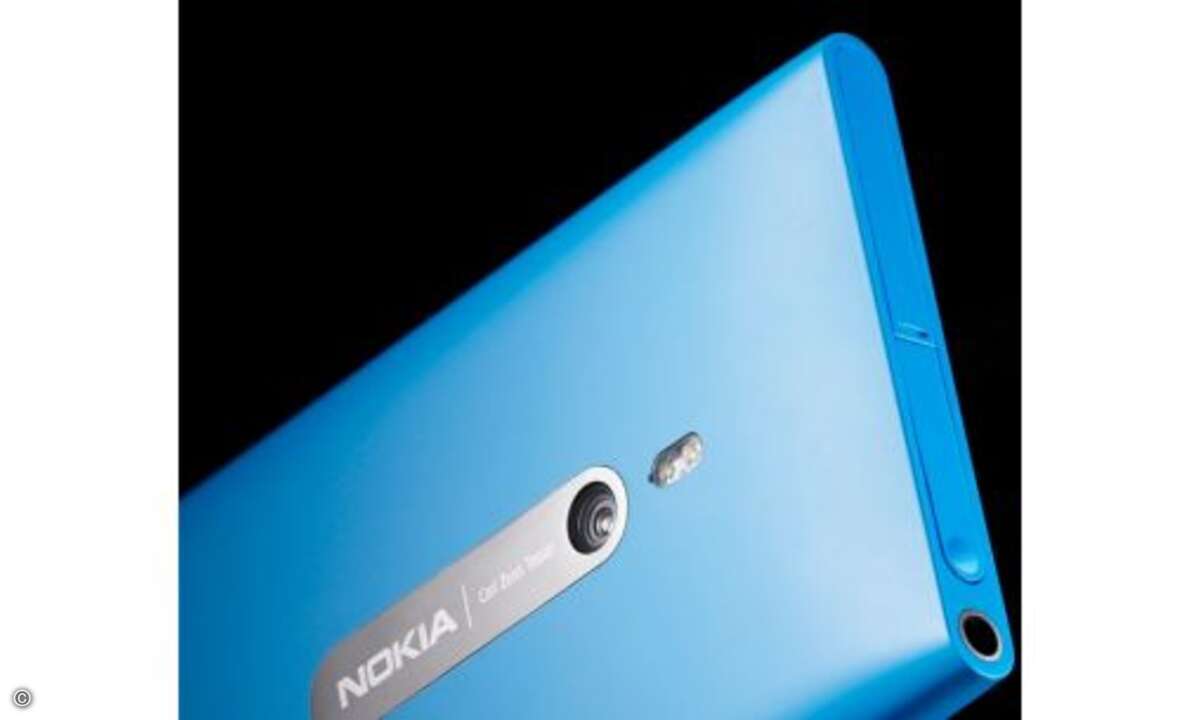 Mit 370 Euro ist das Lumia 800 etwa 100 Euro teurer – aber dafür bekommt man auch ein Smartphone mit dem brandneuen Betriebssystem Windows Phone 7.5, das Top-Ausstattung mit einem einzigartigen Design kombiniert.