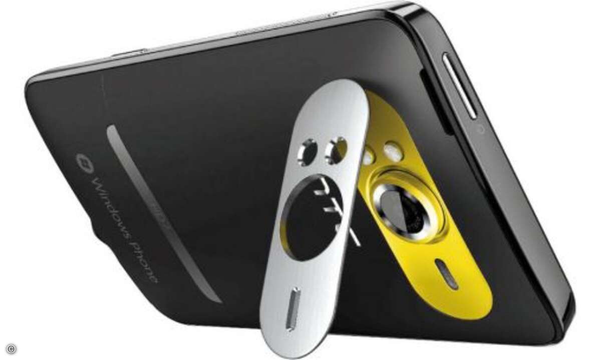Auf dem HTC HD7 ist ebenfalls Windows Phone installiert. Der 4,3-Zoll-Riese wird von einem 1 Gigahertz schnellen Snapdragon-Prozessor angetrieben und bietet als kleines Extra einen ausklappbaren Metallaufsteller auf der Rückseite. Mit dem lässt sich