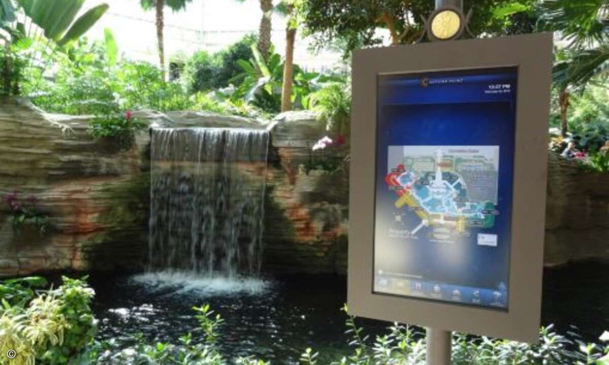 Zum Glück gibt es ein hervorragend in die nachgebaute Natur eingebettetes digitales Informations- und Leitsystem mit modernen Touchscreens.