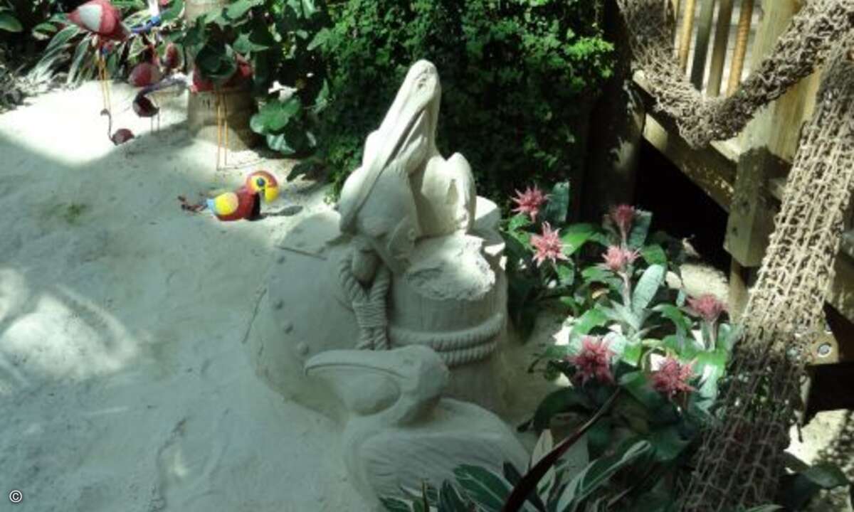 Dafür bieten sich immer wieder herrliche Ausblicke, wie diese Sandskulpturen, für die mehrere Tonnen Sand geformt wurden...