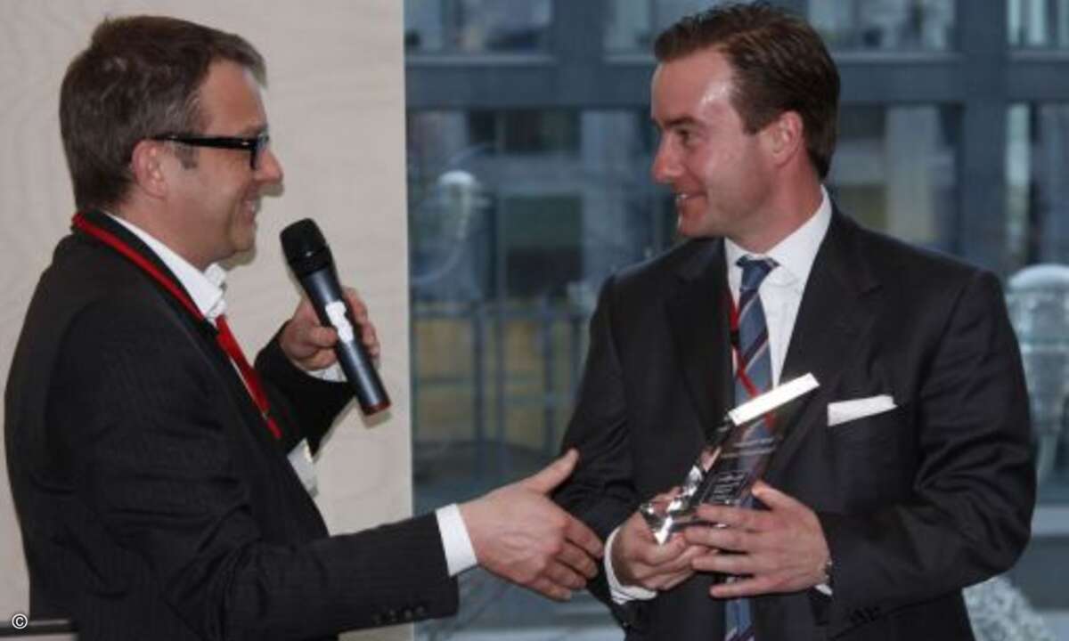 Stefan Schmautz (Telenova) nimmt den »TOP Reseller 2012« Award entgegen