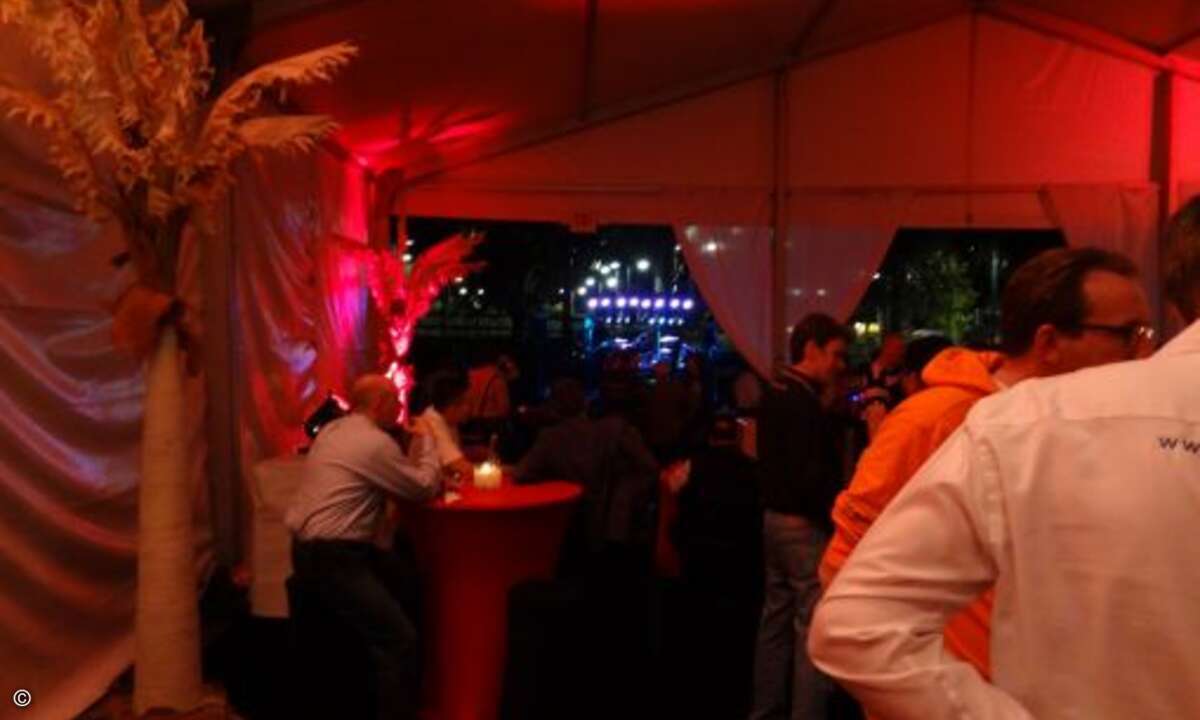 Anschließend geht es raus aus dem heissen Partyzelt und rein...
