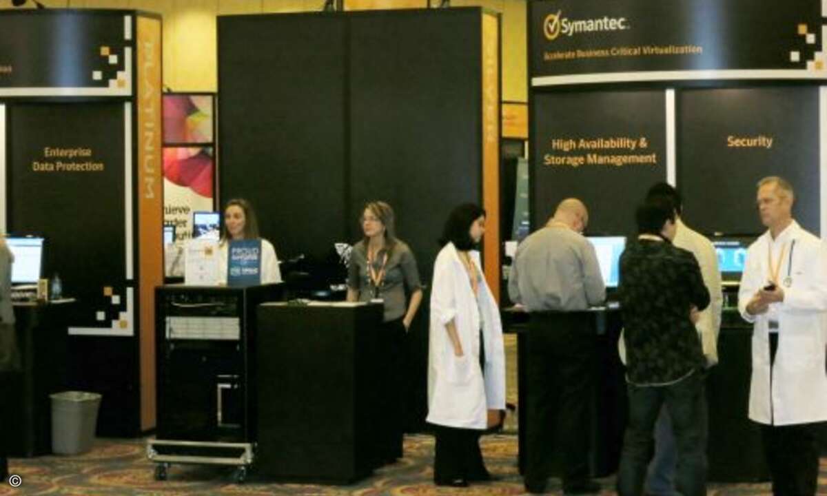 Mitarbeiter von Symantec trugen auf ihrem Stand Ärztekittel, um die Kompetenz in Virenangelegenheiten zum Ausdruck zu bringen.